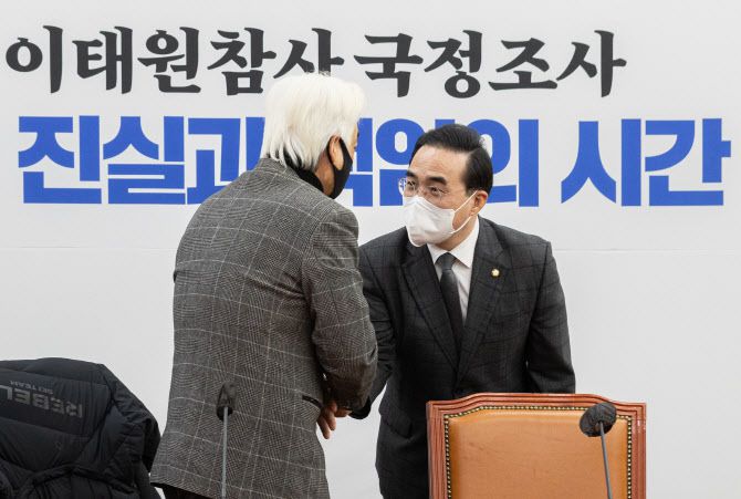 박홍근(오른쪽) 더불어민주당 원내대표가 3일 오전 서울 여의도 국회에서 열린 이태원 참사 유가족 협의회 간담회에서 이종철대표와 인사하고 있다.(사진=뉴스1)