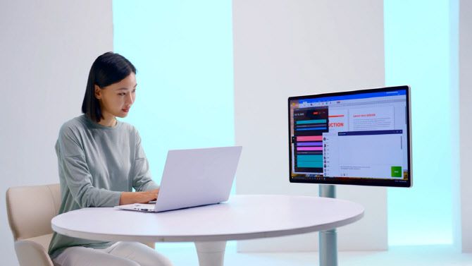 LG디스플레이 모델이 27인치 OLED를 이동형 스탠드와 결합한 콘셉트 ‘OLED 글로우(Glow)’를 활용하고 있다.(사진=LG디스플레이)