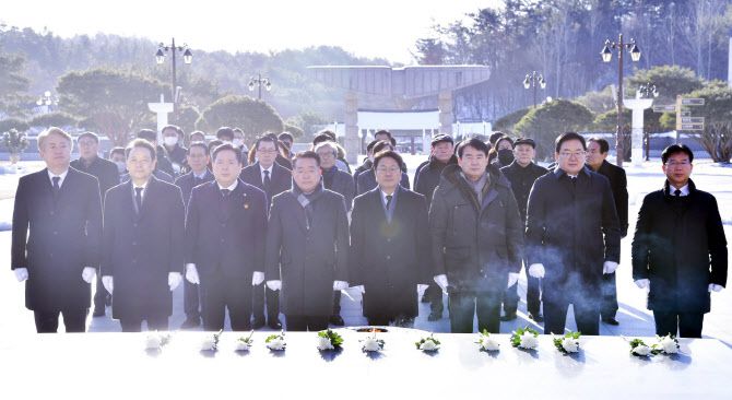 강기정 광주시장이 2023년 계묘년(癸卯年) 신년을 맞아 2일 오전  북구 운정동 국립5·18민주묘지를 찾아 정무창 광주시의회 의장, 이정선 광주시교육감, 5개 구청장 등과 합동 참배를 하고 있다. (사진=광주시)