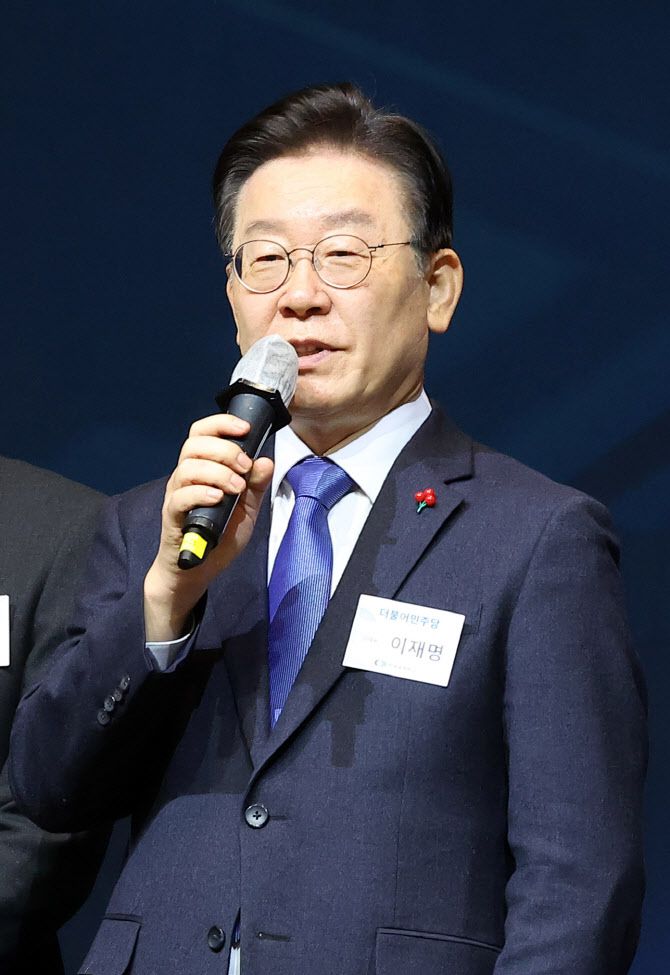 이재명 더불어민주당 대표가 3일 인천 연수구 송도컨벤시아에서 열린 인천상공회의소 2023년 신년인사회에서 덕담을 전하고 있다.(사진=뉴스1)