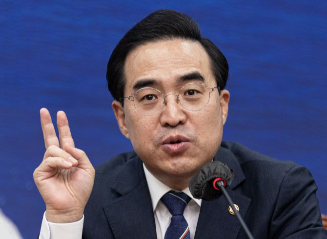 박홍근 더불어민주당 원내대표가 4일 오전 서울 여의도 국회에서 열린 최고위원회의를 마친 후 취재진 질문에 답변하고 있다.(사진=뉴스1)