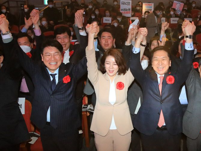 국민의힘 차기 당 대표 경선에 출마한 김기현(오른쪽) 의원이 5일 오후 서울 송파구민회관에서 열린 송파을 당원협의회 신년인사회에서 배현진(가운데)·장제원 의원과 손을 맞잡고 있다. (사진=뉴스1)