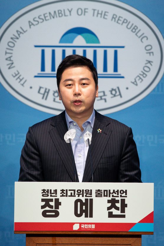 장예찬 청년재단 이사장이 5일 서울 여의도 국회 소통관에서 이철규 국민의힘 의원과 함께 기자회견을 열고 국민의힘 청년 최고위원 출마를 선언하고 있다. (사진=뉴스1)