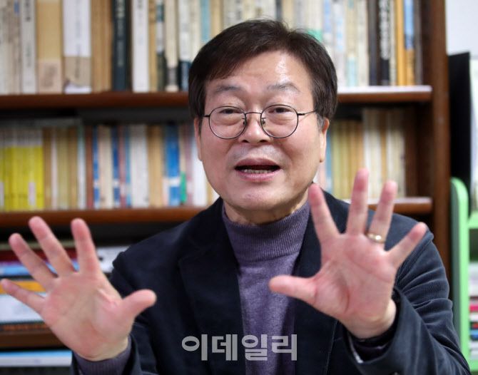 [이데일리 김태형 기자] 이재홍 숭실대 교수(한국게임정책학회장)는 확률형 아이템 법제화 등에 대해 “우선은 업계 자율규제에 맡기고 사후관리를 하는 식으로 가야한다”고 강조했다.