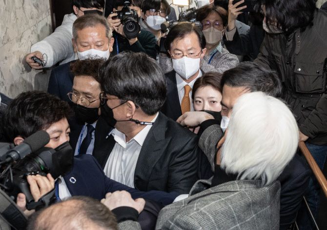 이종철 10·29 이태원 참사 유가족협의회 대표가 6일 오전 서울 여의도 국회에서 열린 용산 이태원참사 진상규명과 재발방지를 위한 국정조사 2차 청문회가 정회된 후 이상민 행정안전부 장관에게 항의하고 있다.(사진=뉴스1)