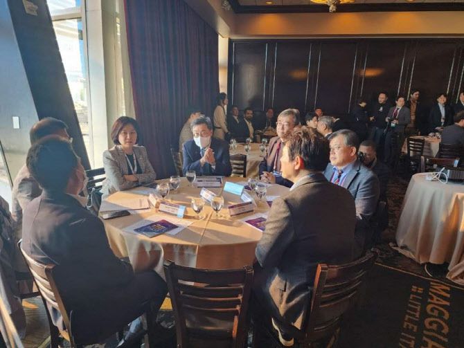 허은아 의원(국민의힘)이 웹3와 메타버스 관련 국내 스타트업들을 격려하기 위해 마련된 ‘메타버스 테크데이’에 참여해 박윤규 과기정통부 제2차관 등과 이야기를 나누고 있다. 사진=허은아 의원실 제공