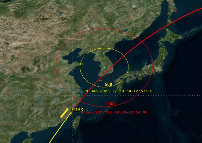 미국 인공위성 ‘ERBS’ 잔해물 추락 예상 범위 내 한반도 통과 예측 궤적 및 통과 예측 시각(KST). 대전 중심 반경 500km(노란색)와 1000km(붉은색) 범위 (사진=우주환경감시기관 홈페이지)