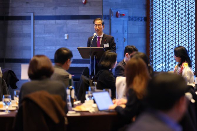 한덕수 국무총리가 10일 세종 총리공관에서 열린 출입기자단 만찬간담회에서 인사말을 하고 있다.(사진 = 총리실 제공)