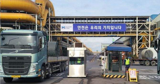 화물연대 총파업 종료 사흘째인 지난달 12일 현대제철 충남 당진제철소에서 열연코일을 실은 화물차량이 분주히 움직이며 정상 출하가 이뤄지고 있다.(사진=연합뉴스)