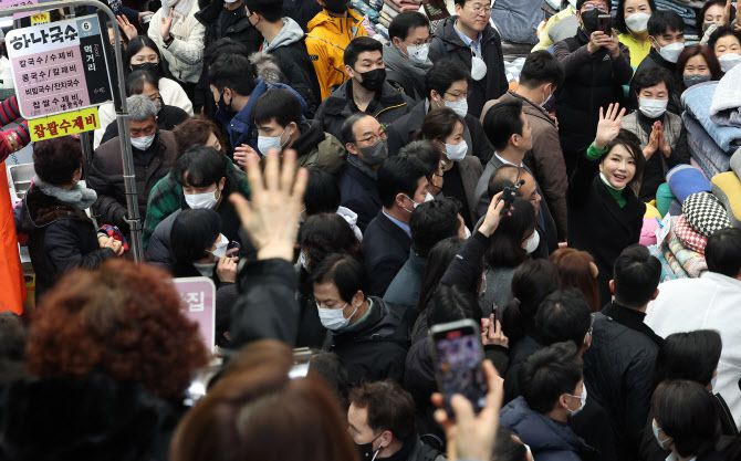 김건희 여사가 11일 대구 서문시장을 방문, 시민들에게 인사하고 있다. (사진=연합뉴스)