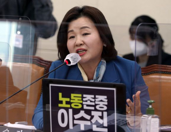 이수진 더불어민주당 의원이 12월 26일 오후 서울 여의도 국회에서 열린 환경노동위원회 고용노동법안심사소위원회에서 의사진행 발언을 하고 있다.(사진=뉴시스)