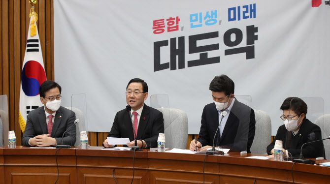 [서울=뉴시스] 고범준 기자 = 주호영 국민의힘 원내대표가 13일 오전 서울 여의도 국회에서 열린 원내대책회의에서 발언하고 있다. 2023.01.13. bjko@newsis.com