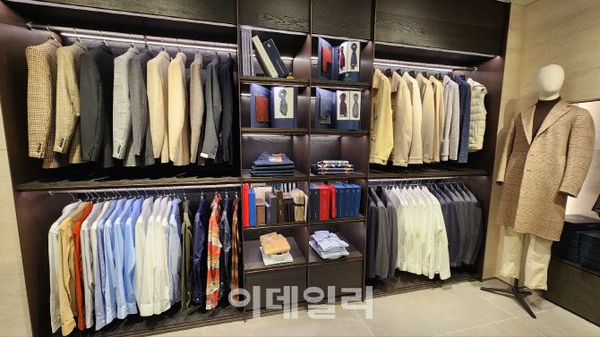 갤러리아 G.STEET 494 옴므 수트. (사진=백주아 기자)