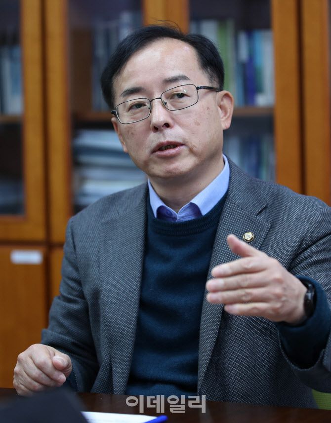 김경만 더불어민주당 의원이 12일 서울 여의도 의원회관에서 이데일리와 인터뷰를 하고 있다.(사진=노진환 기자)