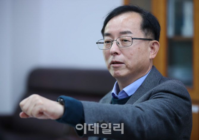 김경만 더불어민주당 의원이 12일 서울 여의도 의원회관에서 이데일리와 인터뷰를 하고 있다.(사진=노진환 기자)