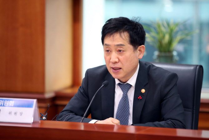 김주현 금융위원장이 19일 서울 영등포구 한국금융투자협회에서 열린 ‘제6차 금융규제혁신회의’에서 토큰 증권(STO) 허용 계획을 밝히면서 “새롭게 등장한 기술을 우리 자본시장으로 수용해 혁신 동력으로 삼을 것”이라며 “적극적이고 속도감 있게 추진해 나갈 것”이라고 말했다. (사진=뉴스1)