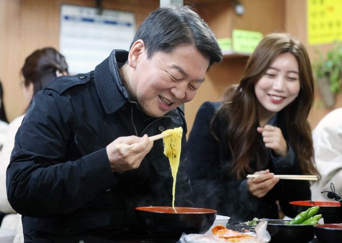 국민의힘 안철수 의원이 19일 대구 서문시장을 찾아 국수를 먹고 있다. (사진=연합뉴스)