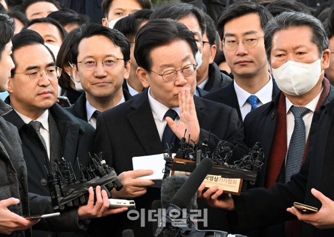 ‘성남FC 후원금’ 의혹을 받고 있는 이재명 더불어민주당 대표가 지난 10일 경기도 성남시 수원지방검찰청 성남지청으로 출석하고 있다.(사진=노진환 기자)