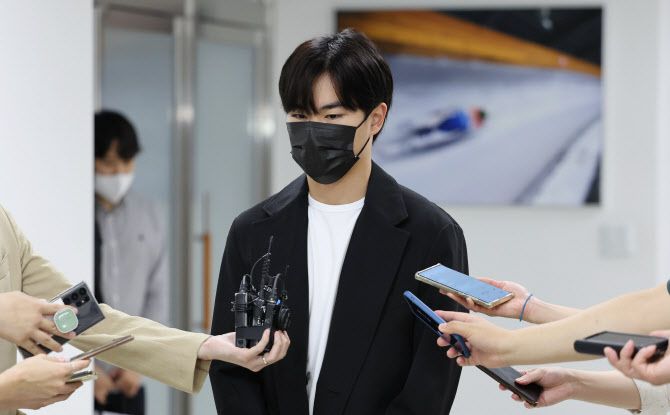 취재진 질문에 답하는 김민석(사진=연합뉴스)