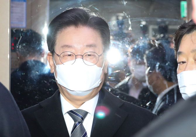 이재명 더불어민주당 대표가 지난 17일 서울 여의도 국회 의원회관에서 열린 온라인플랫폼 독점규제 및 공정거래에 관한 법률제정 토론회을 마친 뒤 승강기에 탑승하고 있다.(사진=뉴스1)