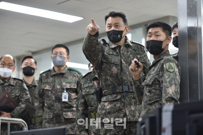북한 무인기 영공 침범 이후 지난 1일 김승겸 합참의장이 육군 제1방공여단을 방문해 방공작전 현황을 보고 받고 있다. (사진합참)