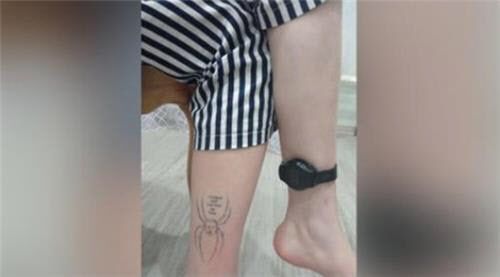 올레샤 크립초바의 오른족 정강이에 새겨진 타투. (사진=트위터 갈무리)