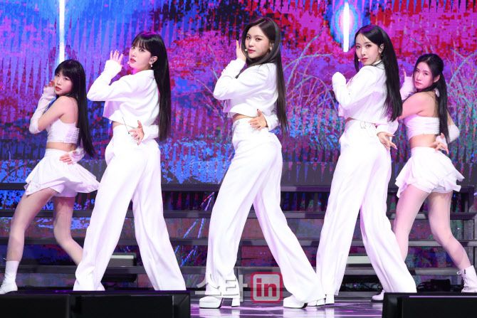 그룹 비비지(VIVIZ)가 31일 오후 서울 광진구 예스24라이브홀에서 진행된 세 번째 미니앨범 ‘베리어스(VarioUS)’ 발매 기념 쇼케이스에서 멋진 무대를 선보이고 있다.(사진=이영훈 기자)