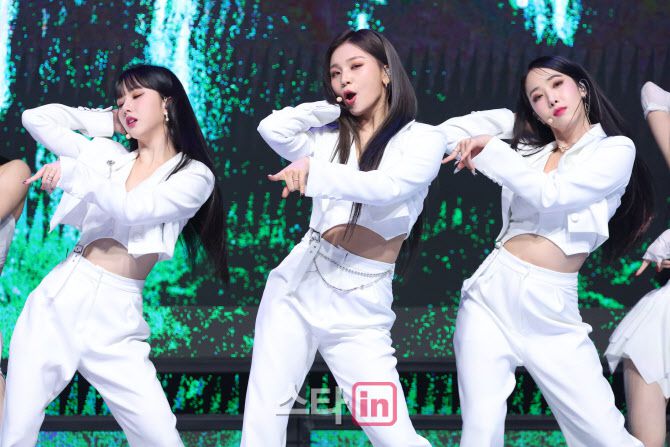 그룹 비비지(VIVIZ)가 31일 오후 서울 광진구 예스24라이브홀에서 진행된 세 번째 미니앨범 ‘베리어스(VarioUS)’ 발매 기념 쇼케이스에서 멋진 무대를 선보이고 있다.(사진=이영훈 기자)