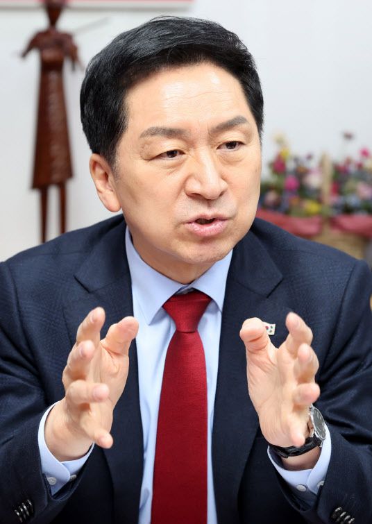 국민의힘 당대표 출마를 선언한 김기현 국민의힘 의원이 이데일리와 인터뷰를 하고 있다.(사진=이데일리 방인권 기자)