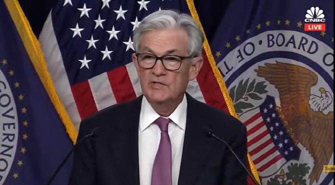 제롬 파월 연방준비제도(Fed) 의장이 1일(현지시간)까지 이틀간 열린 연방공개시장위원회(FOMC) 정례회의 이후 기자회견에서 발언하고 있다. (출처=CNBC)