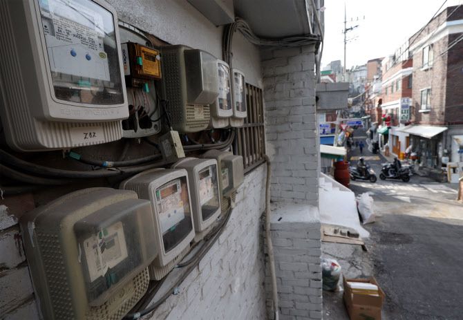 2일 오후 서울시내 한 건물에 전기 계량기가 나란히 설치돼 있다. (사진=연합뉴스)