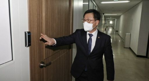 윤수현 공정거래위원회 부위원장이 지난달 16일 화물연대의 조사 방해 혐의 관련 고발 여부를 심의하는 전원회의에 참석하기 위해 정부과천청사 공정위 심판정에 들어서고 있다.(사진=연합뉴스)