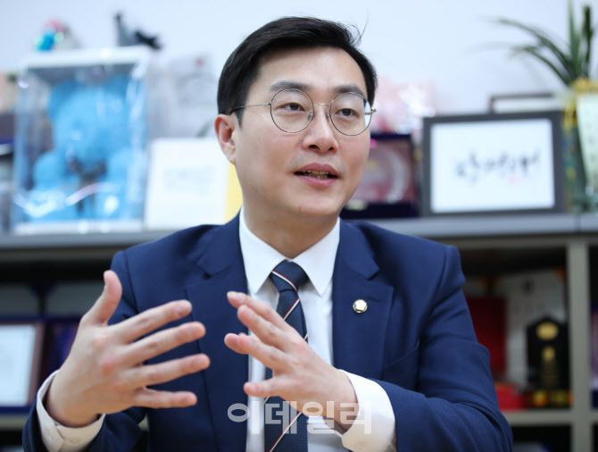 더불어민주당 정치혁신위원회 위원장인 장경태 최고위원이 서울 여의도 국회 의원회관에서 이데일리와 인터뷰를 하고 있다.(사진=노진환 기자)