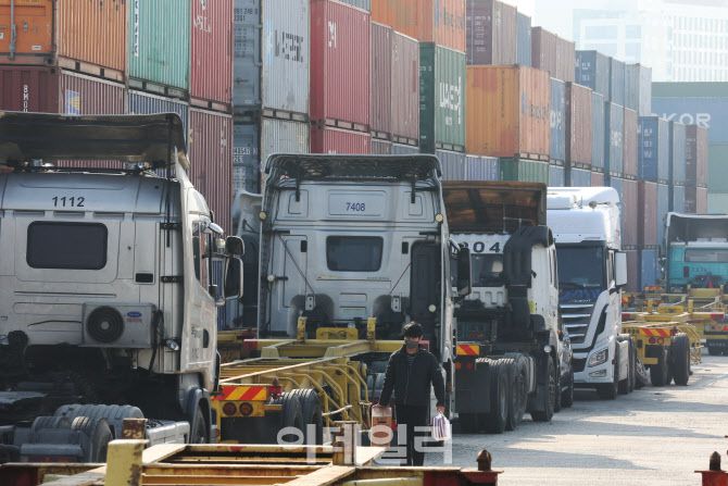 경기 의왕시 내륙컨테이너기지(ICD)에 화물차와 컨테이너가 멈춰 서있다.(사진= 이데일리 이영훈 기자)