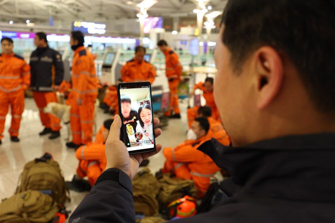 튀르키예 지진 실종자 수색 등을 위한 대한민국 긴급구호대(KDRT) 대원이 7일 오후 인천국제공항 제1여객터미널에서 출국 전 가족들과 영상통화를 하고 있다 (사진=연합뉴스)