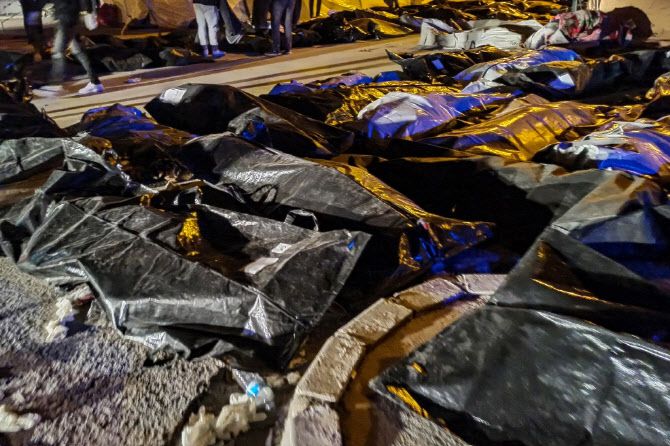 하타이주의 한 병원 건물 바깥에선 수십 구의 시신이 땅에 줄지어 배치돼 있다. (사진=AFP)