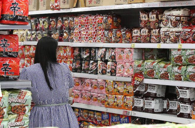 서울 시내의 한 대형마트에서 시민이 라면 코너를 살펴보고 있다. (사진=뉴스1)