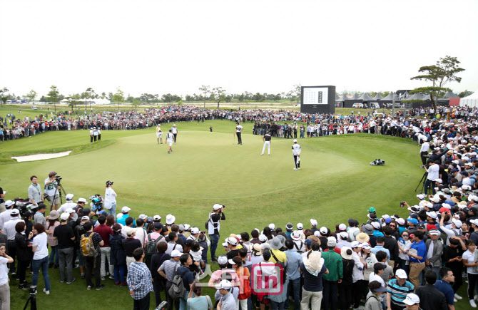 제네시스 챔피언십이 열리는 잭니클라우스 골프클럽 18번홀에서 갤러리들이 경기를 보고 있다. (사진=KPGA)