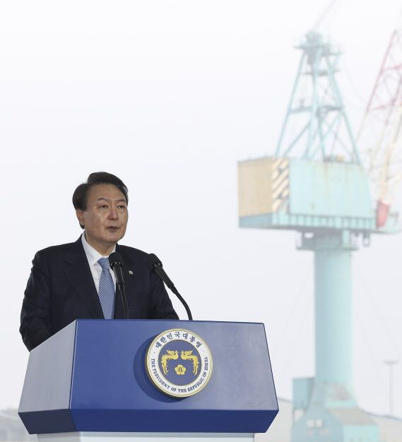 윤석열 대통령이 10일 오후 전북 군산시 현대중공업 군산조선소에서 열린 선박 블록 첫 출항식에서 축사를 하고 있다.(사진=연합뉴스)