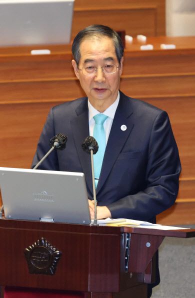 한덕수 국무총리가 지난 7일 오후 열린 국회 경제분야 대정부 질문에서 의원들의 질문에 답변하고 있다. 그는 이 자리에서 국제 천연가스 가격 상승에도 도시가스 요금을 조정하지 않는 건 장기적으로 유지될 수 없으며 자칫 포퓰리즘으로 흐를 수 있다고 말했다. (사진=연합뉴스)