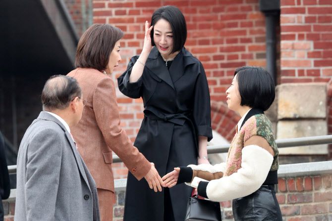 나경원 전 국민의힘 의원이 11일 오후 서울 중구 정동제일교회에서 열린 정몽규 HDC그룹 회장의 장남 정준선 카이스트 교수의 결혼식에 참석해 정문선 현대비앤지스틸 부사장의 아내 김선희 씨와 악수를 나누고 있다. 가운데는 정대선 HN그룹 사장의 아내 노현정 전 아나운서. (사진=뉴스1)