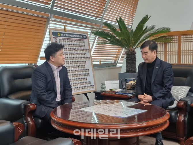 13일 경기도의회 의장실에서 염종현 의장(오른쪽)이 양우식 국민의힘 의원으로부터 상임위에서 미상정된 ‘교섭단체 및 위원회 구성·운영 조례 일부개정조례안’을 직권상정해줄 것을 요청받고 있다. 황영민기자
