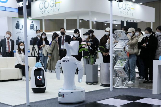 26일 경기 고양시 킨텍스에서 열린 ‘2022 로보월드’에서참관인들이 치매예방 인지훈련 로봇과 돌봄로봇 시연을 지켜보고 있다. 이번 행사는 12개국 220여개 기업·연구기관이 참가해 제조업용 로봇과 서비스로봇, 의료·재활로봇, 국방로봇을 비롯해 퍼스널모빌리티와 무인기, 드론 등 다양한 분야의 로봇 신기술을 선보인다.(사진=연합뉴스)