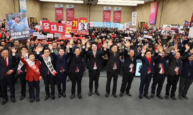 정진석 국민의힘 비상대책위원장 등 주요 당직자와 당대표 후보, 최고위원 후보들이 14일 오후 부산 동구 부산항국제전시컨벤션센터 열린 제3차 전당대회 부산·울산·경남 합동연설회에서 손을 맞잡고 인사하고 있다. (사진=연합뉴스)