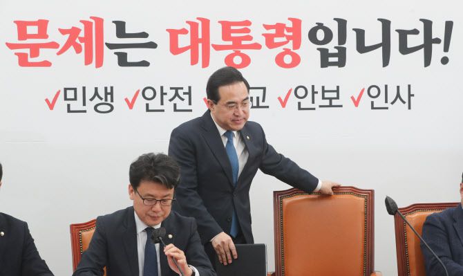 박홍근 더불어민주당 원내대표가 14일 서울 여의도 국회에서 열린 원내대책회의에 참석하고 있다.(사진=뉴스1)