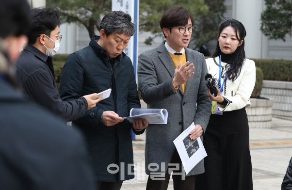 김영환 민족문제연구소 대외협력실장(왼쪽)과 임재성 변호사가 14일 서울 서초구 중앙지방법원에서 강제징용 피해자 유족들이 일본 니시마츠건설 주식회사를 상대로 낸 손해배상 청구소송 1심 선고기일을 마치고 기자회견을 하고 있다.(사진=뉴스1)