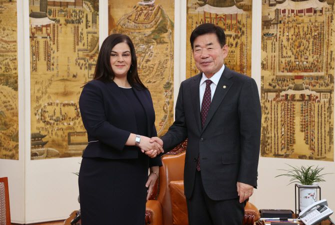 김진표 국회의장이 14일 서울 영등포구 국회에서 아살 가산 알리 니아지 알-탈 주한 요르단대사를 만나 기념사진을 찍고 있다. (사진=국회)