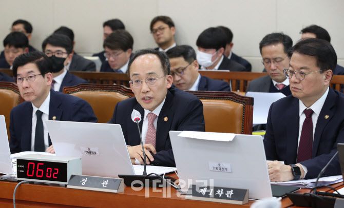 [이데일리 노진환 기자] 추경호(가운데) 경제부총리 겸 기획재정부 장관이 22일 서울 여의도 국회에서 열린 기획재정위원회 전체회의에서 의원들의 질의에 답변하고 있다. (사진=노진환 기자)
