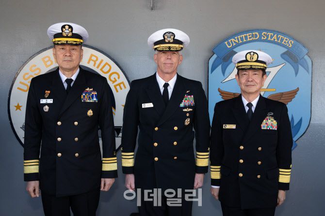 한미일 해상지휘관이 미국 블루릿지함에서 주요 현안을 논의하고, 기념사진을 촬영하고 있다. (사진=해군)