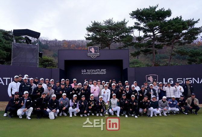 지난해 KPGA 코리안투어 시즌 최종전 LG 시그니처 플레이어스 챔피언십에서 모두 모여 사진 찍은 선수들.(사진=이데일리 골프in 김상민 기자)